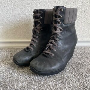 TSUBO Boots Women’s Size 7.5 Gray Wedge Heel Lace Up Leather Booties S/N 8340